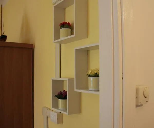 Interno 12 * Варацце
